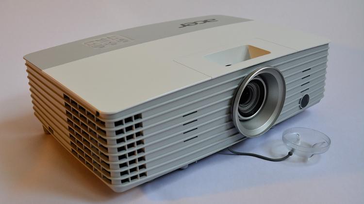 Hungarian Customers Prefer Watching Sports Broadcasts On Projectors