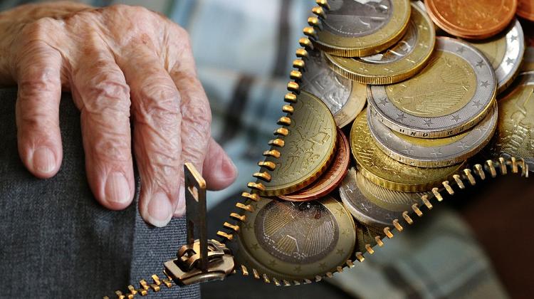 Nearly 33,000 Hungarians Living Abroad Get Pensions From Home