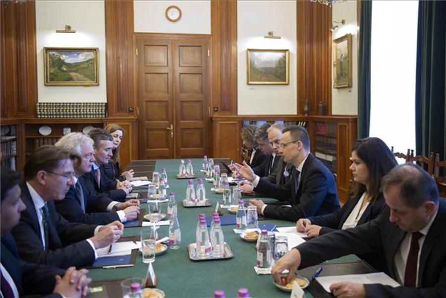 Hungary’s Foreign Minister Meets UK Brexit Minister