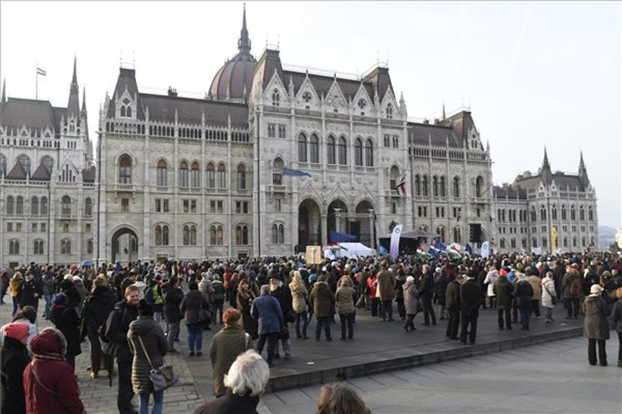 Teacher Protest Movement Holds Demo In Front Of Parliament